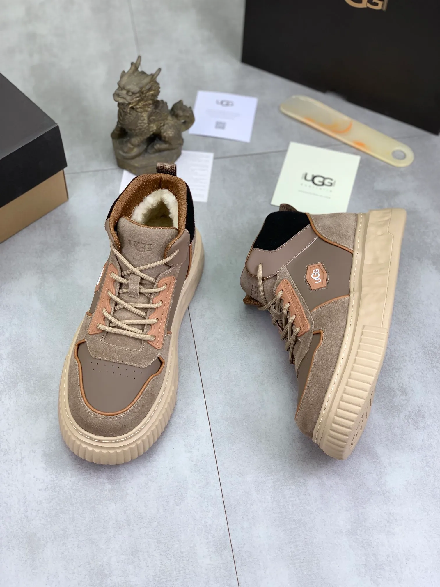 Men's shoes 💰P640 [New style] 💰 🆘 "Real wool" [UGG] 👉The popular men's shoes are synchronized with the official website 🔰The quality of the genuine products [satisfied] is not comparable to the imitations in the general market 🌀The upper is imported Italian frosted cowhide, and the lining is: foot pad 🅰️ grade 🐑Real wool👻Only Grade A can show the effect The hand feels smooth and delicate 🔱The shoe shape is grand, only genuine manufacturers can achieve it 🎄The perfect toughness of the original outsole 👻⬛️ can allow customers to bid farewell to one-time consumption. Real wool lining, super warm. Available in brown or gray. Number of yards: 39-44